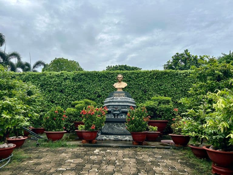 Khuôn viên tưởng niệm trong khu