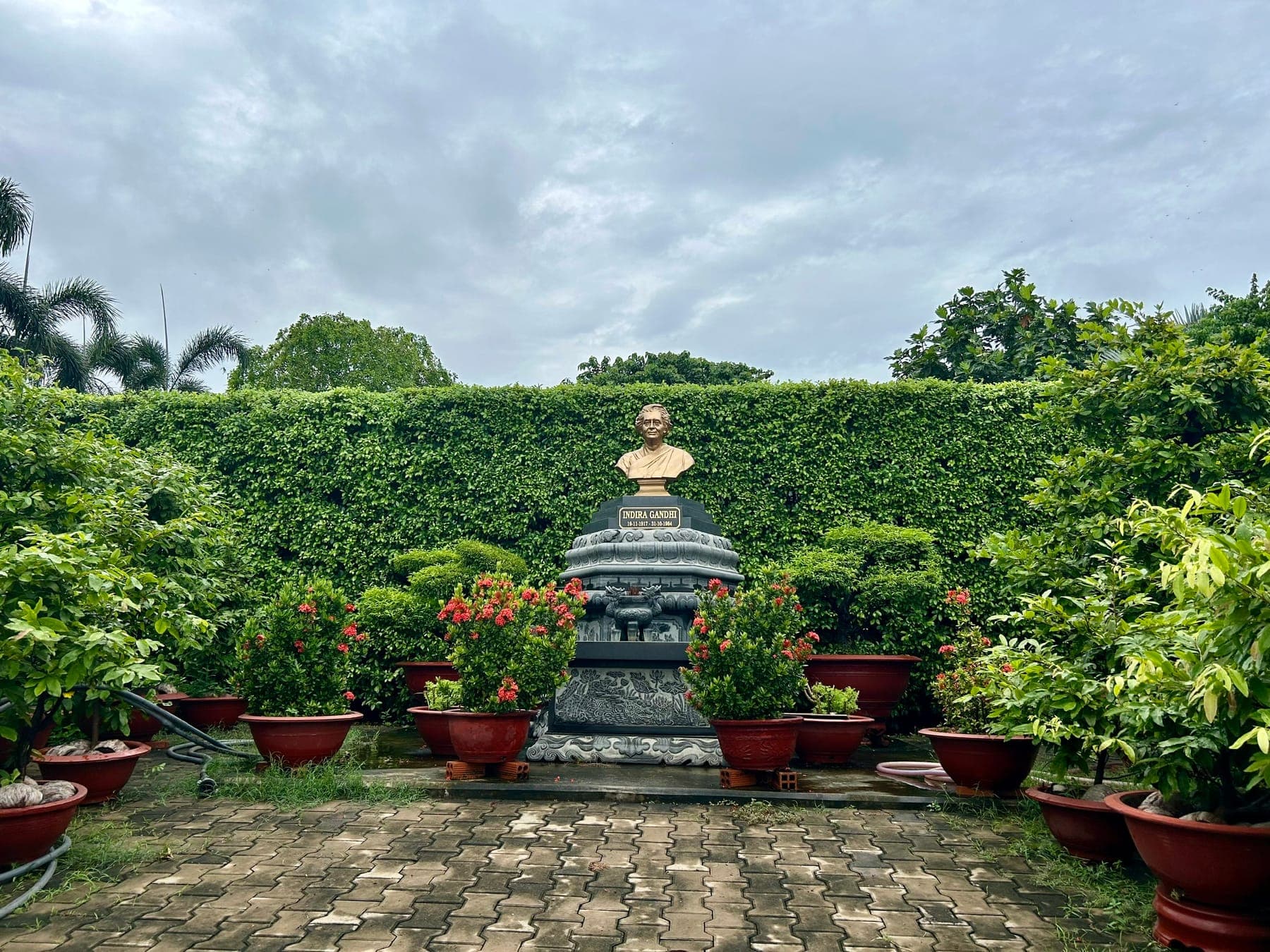 Khuôn viên tưởng niệm trong khu